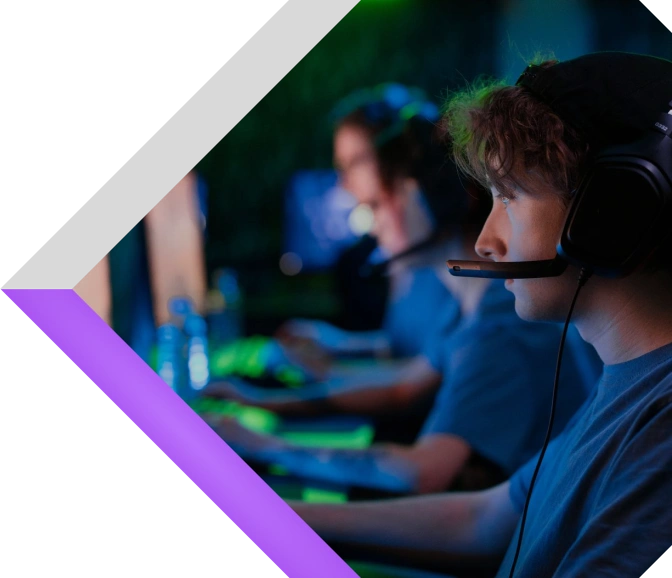 Een gamer die een professionele gamingheadset draagt terwijl hij op een krachtige pc speelt in een modern esports-gamingcentrum.