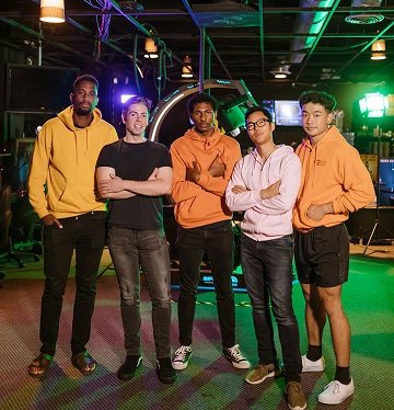 Een divers esports-team dat samen poseert in een moderne gamingclub, voorafgaand aan een competitief gamingevenement of -toernooi.